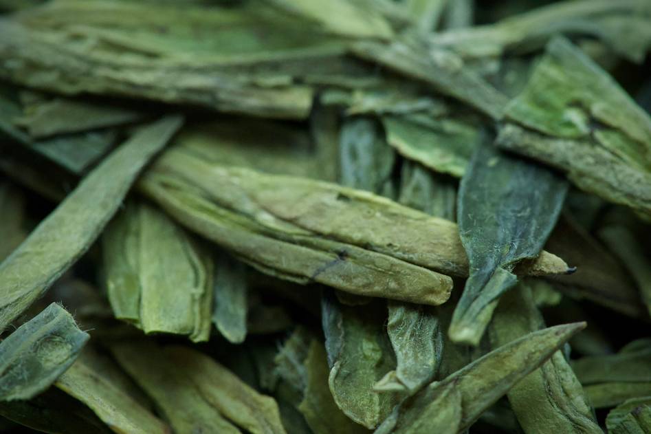 Close-up of Tongkat Ali root and herbal supplements on a natural background